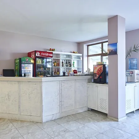 Toma's - Front Ξενοδοχείο