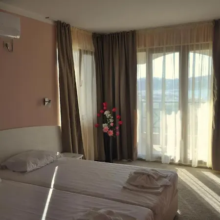 Toma's - Front فندق