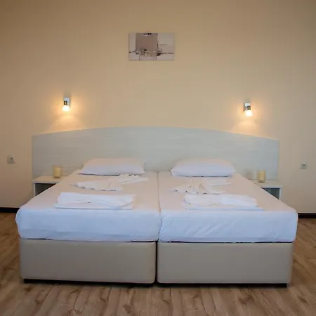 Toma's - Front Hotel