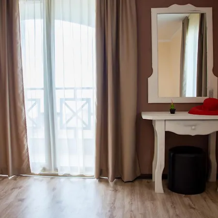 호텔 Toma's - Front