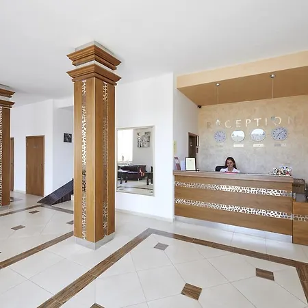 Toma's - Front Hotel