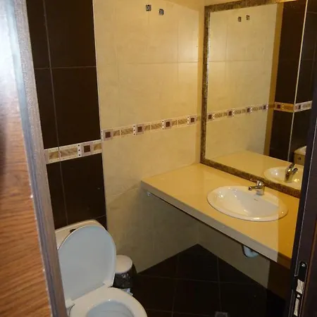 Toma's - Front Hotel