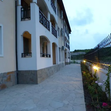 Toma's - Front 호텔 2*