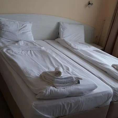 Toma's - Front Hotel