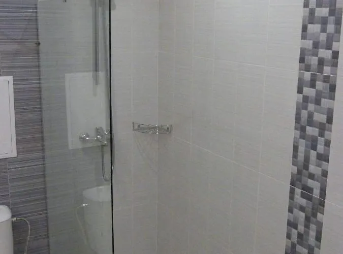 Toma's - Front Hotel