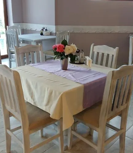 Toma's - Front Hotel