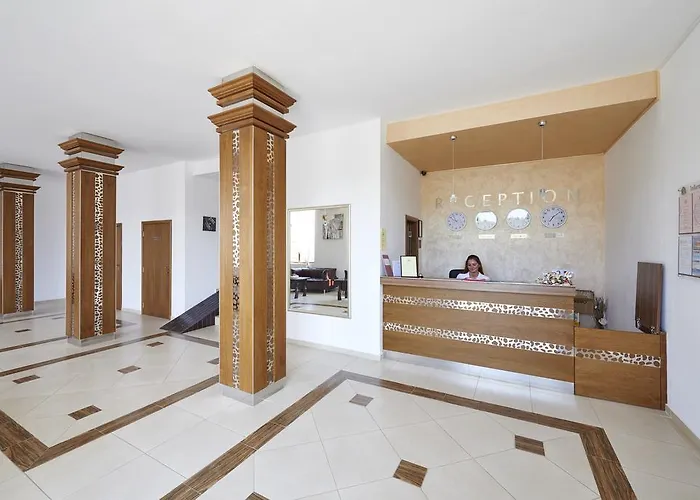 Toma's - Front Hotel