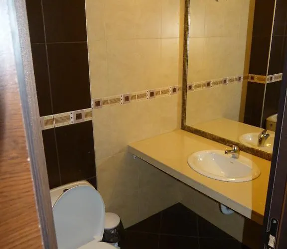 Toma's - Front Hotel