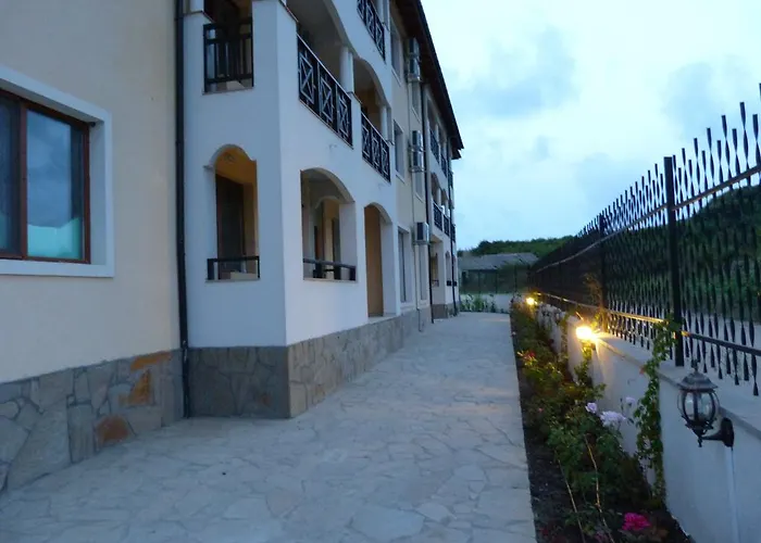 Toma's - Front Hotel 2*